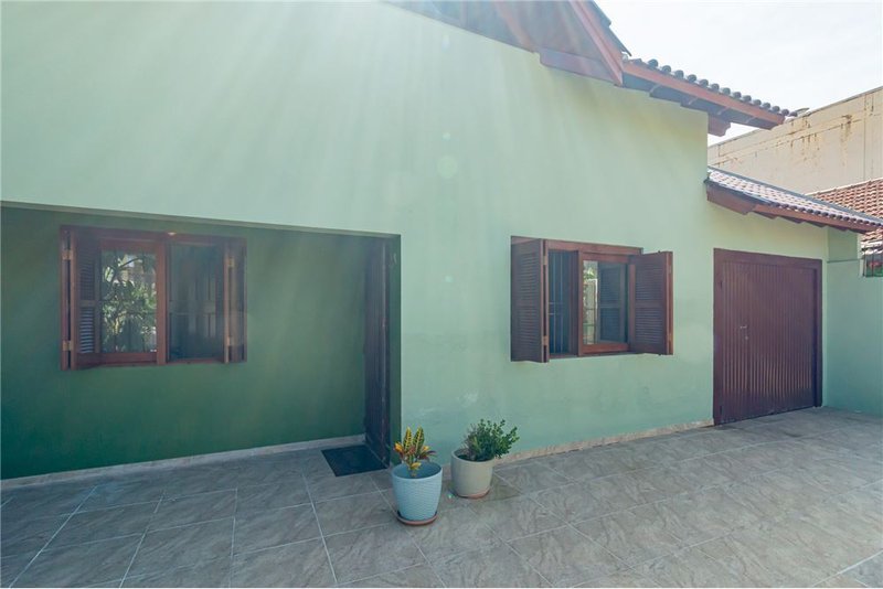 Casa com terreno de 219m² á 100 metros do Colégio Kennedy R. Dr. Ladislau Rutkay Porto Alegre - 