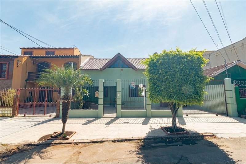 Casa com terreno de 219m² á 100 metros do Colégio Kennedy R. Dr. Ladislau Rutkay Porto Alegre - 