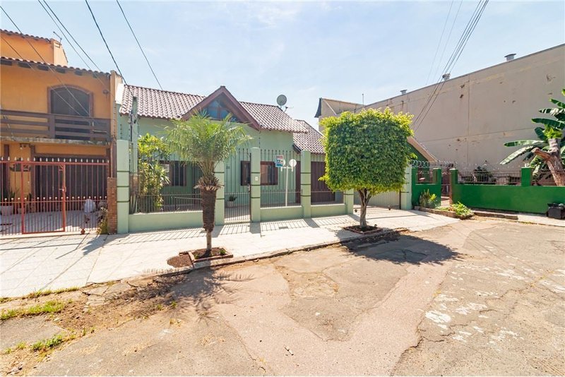 Casa com terreno de 219m² á 100 metros do Colégio Kennedy R. Dr. Ladislau Rutkay Porto Alegre - 