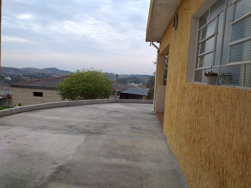 Oportunidade - Casa com ampla área à venda no Centro - Vista para a represa  Igaratá - 