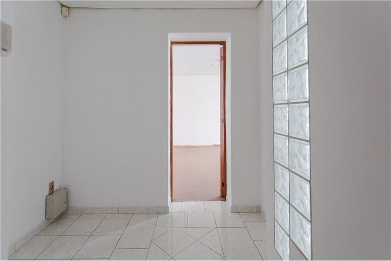 Sala comercial no bairro Moinhos De Vento Cristóvão Colombo Porto Alegre - 