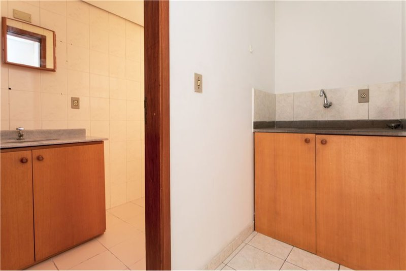 Sala comercial no bairro Moinhos De Vento Cristóvão Colombo Porto Alegre - 