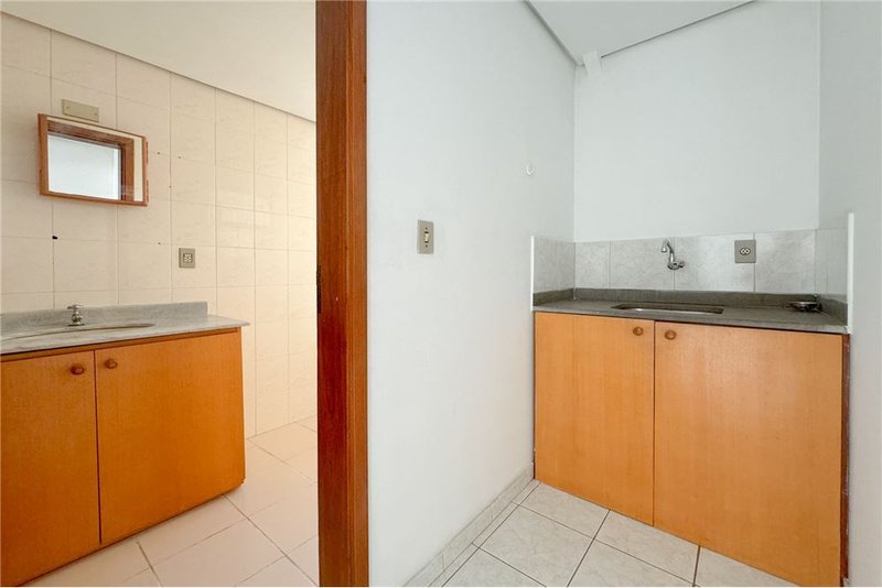 Sala comercial no bairro Moinhos De Vento Cristóvão Colombo Porto Alegre - 