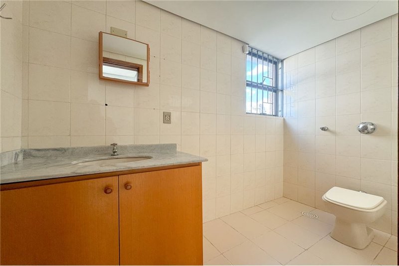 Sala comercial no bairro Moinhos De Vento Cristóvão Colombo Porto Alegre - 