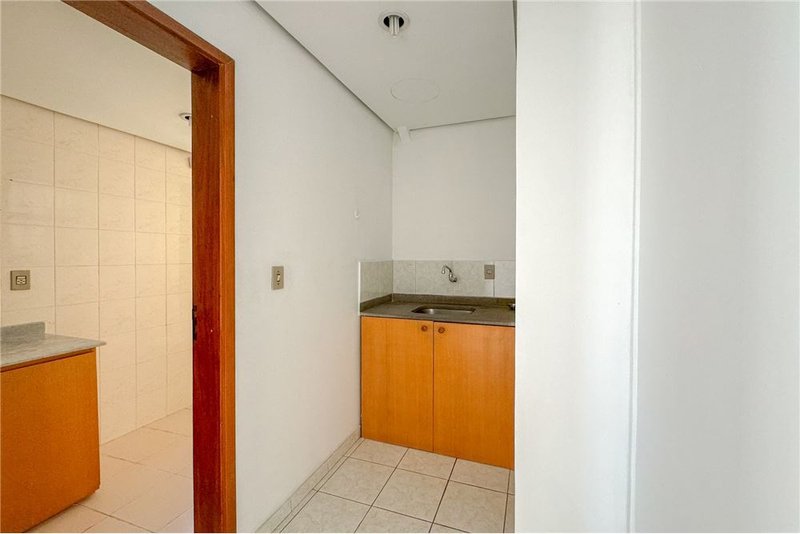 Sala comercial no bairro Moinhos De Vento Cristóvão Colombo Porto Alegre - 