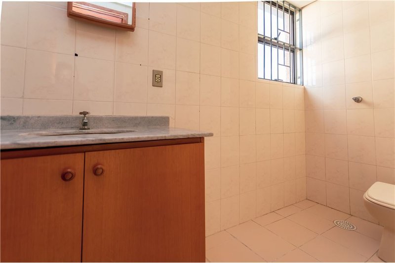 Sala comercial no bairro Moinhos De Vento Cristóvão Colombo Porto Alegre - 