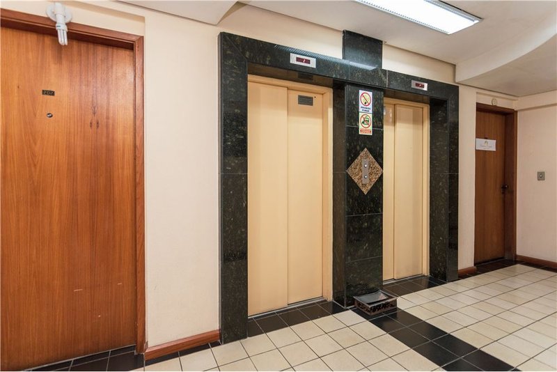 Sala comercial no bairro Moinhos De Vento Cristóvão Colombo Porto Alegre - 