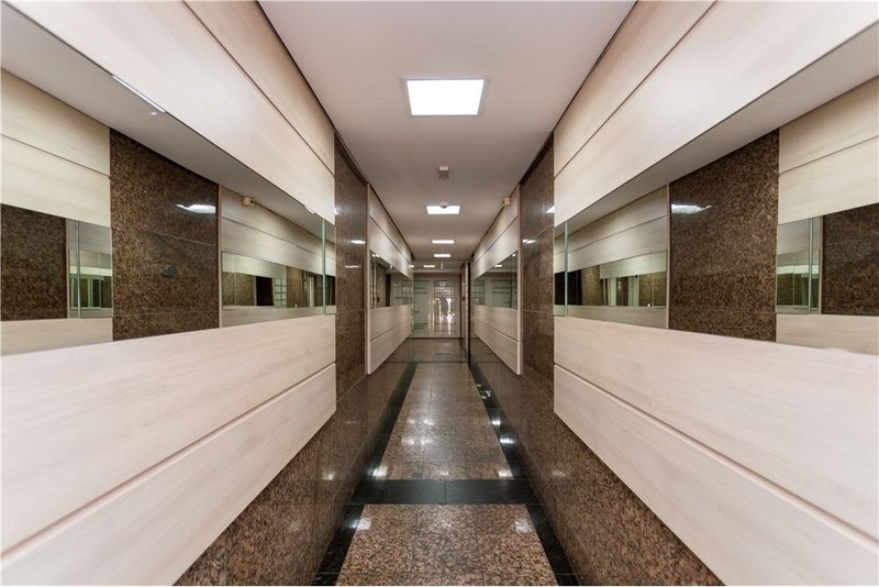 Sala comercial no bairro Moinhos De Vento Cristóvão Colombo Porto Alegre - 