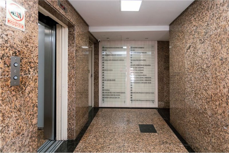 Sala comercial no bairro Moinhos De Vento Cristóvão Colombo Porto Alegre - 