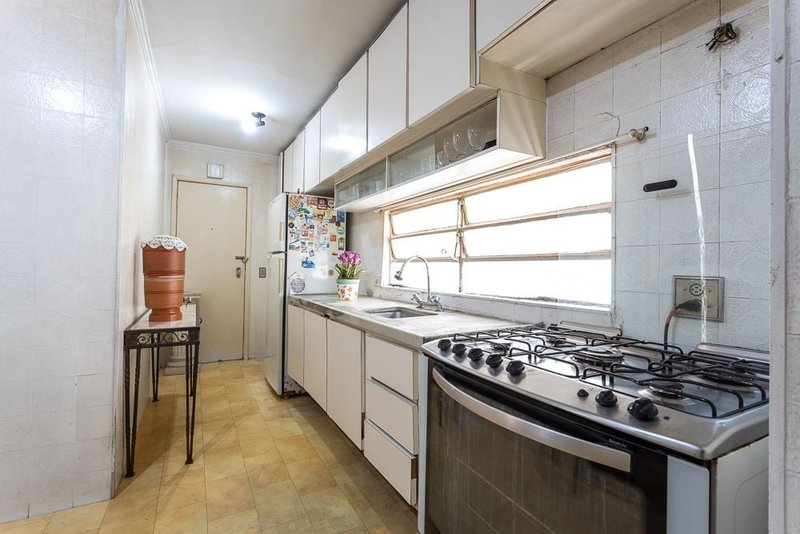 Apartamento em Moema com 3 dormitórios com 105m² R. Inhambu, São Paulo - 