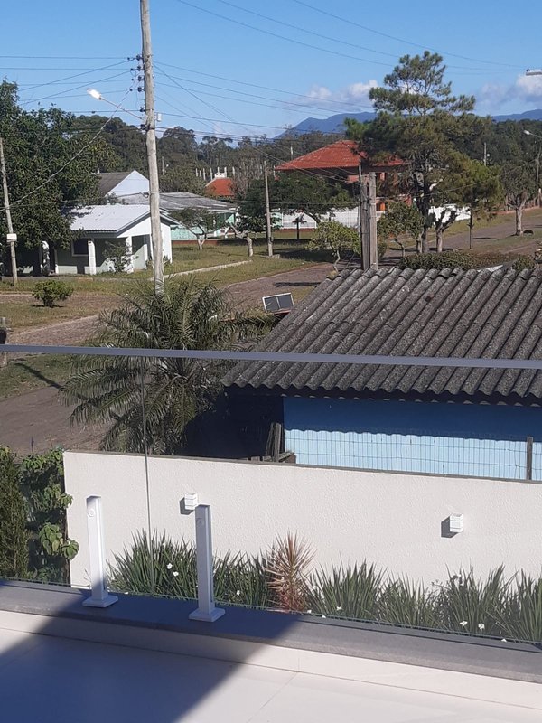 Casa com 3 quartos, sendo 1 suíte, MOBILIADA, com móveis de alto padrão, Piscina, Garagem Avenida Caramuru Capão da Canoa - 