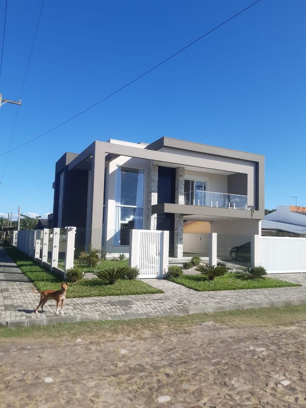 Casa com 3 quartos, sendo 1 suíte, MOBILIADA, com móveis de alto padrão, Piscina, Garagem Avenida Caramuru Capão da Canoa - 