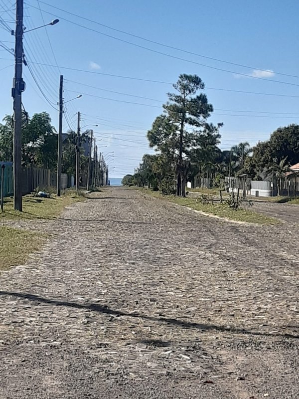 Casa com 3 quartos, sendo 1 suíte, MOBILIADA, com móveis de alto padrão, Piscina, Garagem Avenida Caramuru Capão da Canoa - 