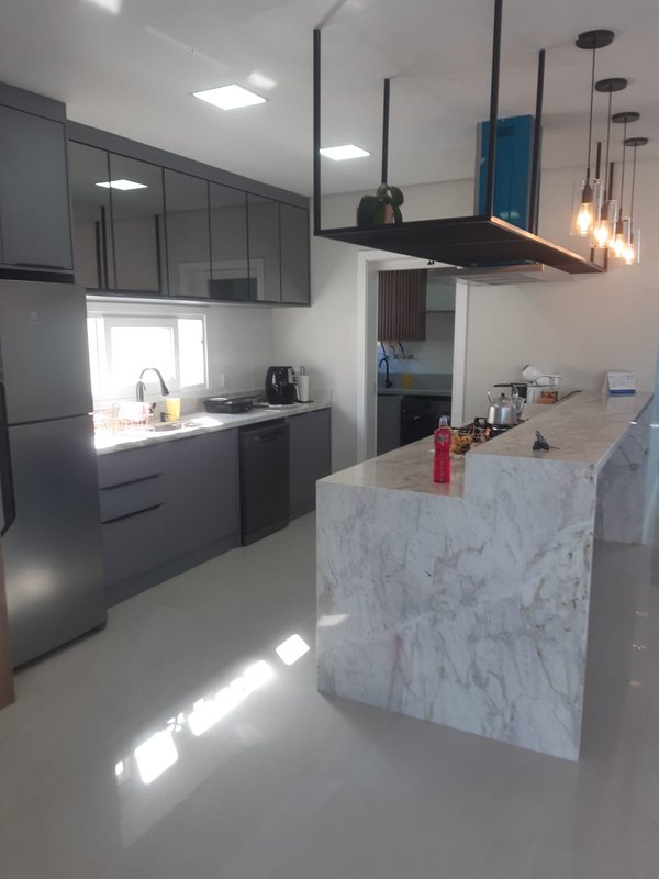Casa com 3 quartos, sendo 1 suíte, MOBILIADA, com móveis de alto padrão, Piscina, Garagem Avenida Caramuru Capão da Canoa - 