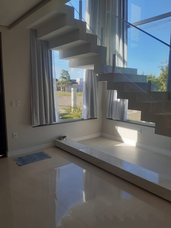 Casa com 3 quartos, sendo 1 suíte, MOBILIADA, com móveis de alto padrão, Piscina, Garagem Avenida Caramuru Capão da Canoa - 