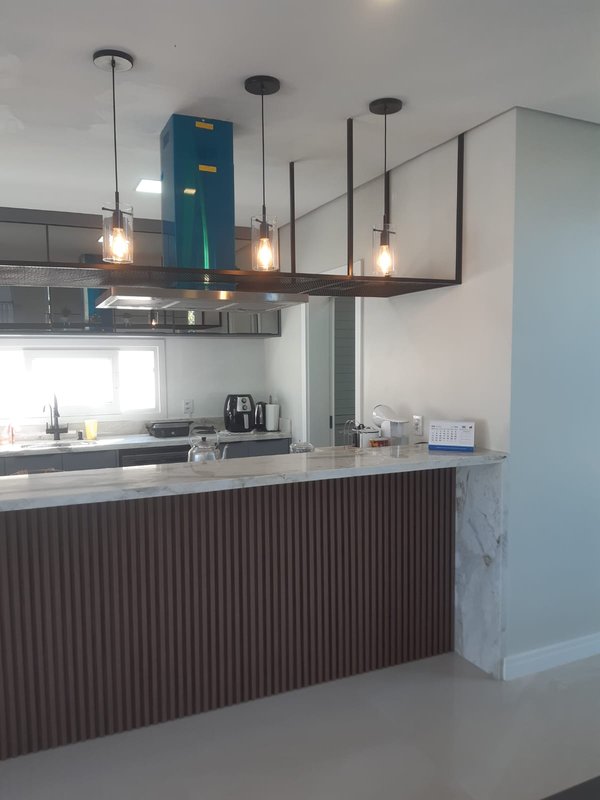 Casa com 3 quartos, sendo 1 suíte, MOBILIADA, com móveis de alto padrão, Piscina, Garagem Avenida Caramuru Capão da Canoa - 