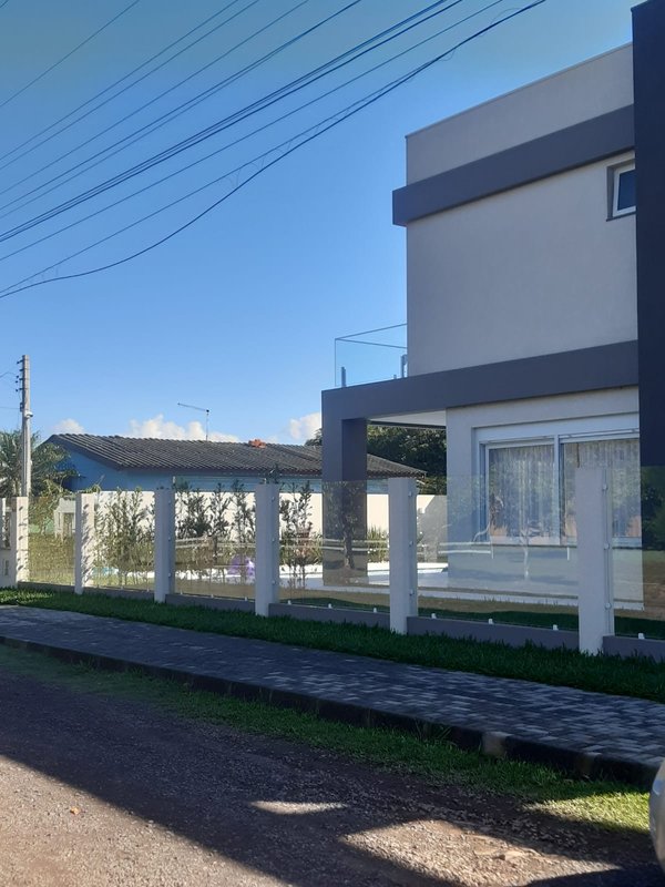 Casa com 3 quartos, sendo 1 suíte, MOBILIADA, com móveis de alto padrão, Piscina, Garagem Avenida Caramuru Capão da Canoa - 