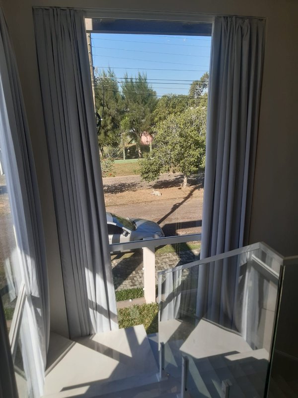 Casa com 3 quartos, sendo 1 suíte, MOBILIADA, com móveis de alto padrão, Piscina, Garagem Avenida Caramuru Capão da Canoa - 