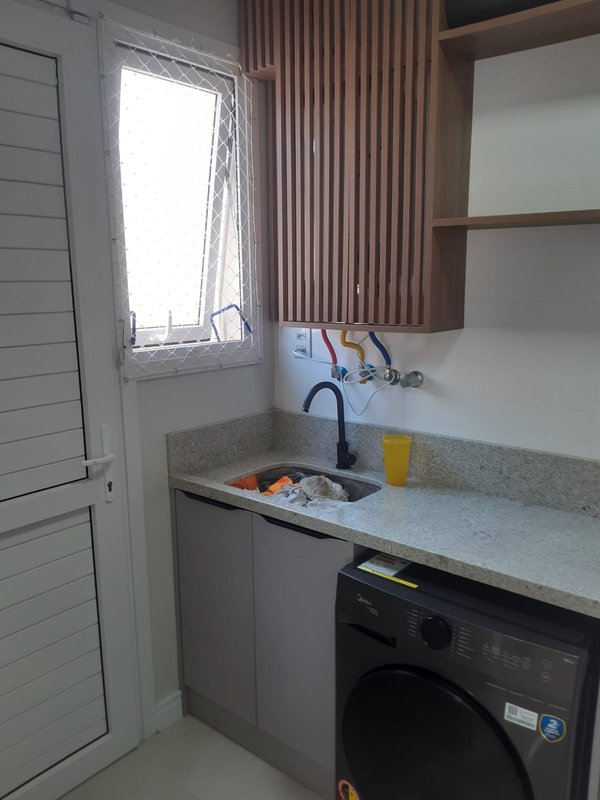 Casa com 3 quartos, sendo 1 suíte, MOBILIADA, com móveis de alto padrão, Piscina, Garagem Avenida Caramuru Capão da Canoa - 