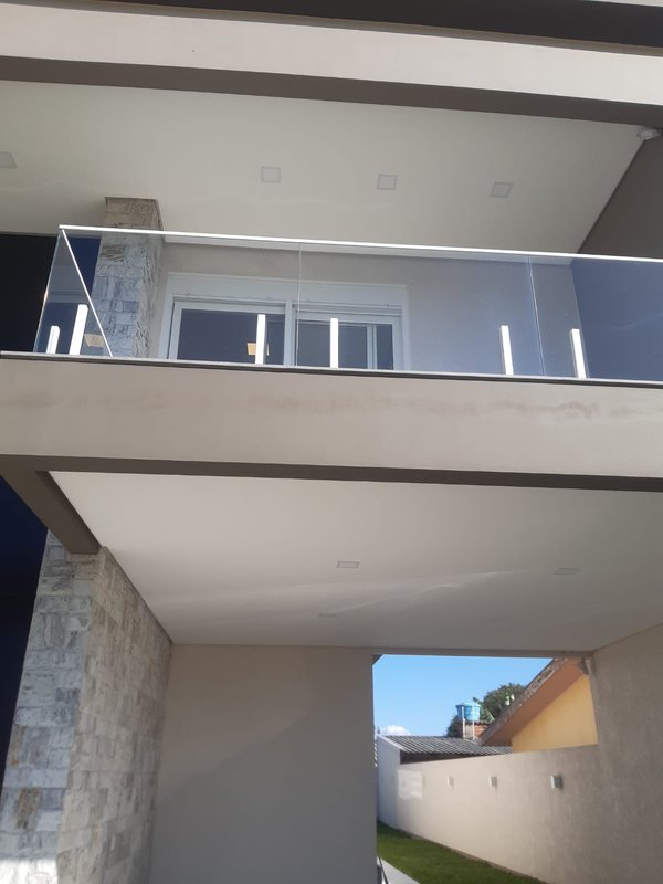 Casa com 3 quartos, sendo 1 suíte, MOBILIADA, com móveis de alto padrão, Piscina, Garagem Avenida Caramuru Capão da Canoa - 