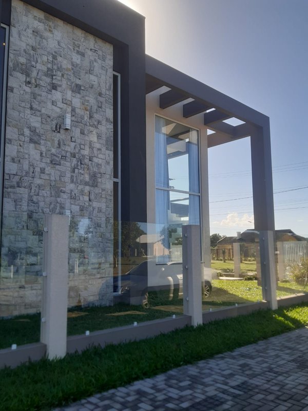 Casa com 3 quartos, sendo 1 suíte, MOBILIADA, com móveis de alto padrão, Piscina, Garagem Avenida Caramuru Capão da Canoa - 