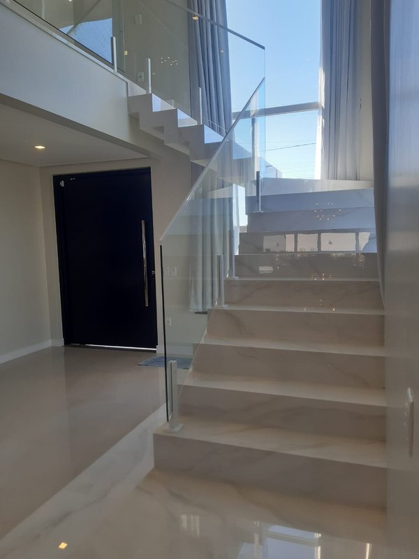 Casa com 3 quartos, sendo 1 suíte, MOBILIADA, com móveis de alto padrão, Piscina, Garagem Avenida Caramuru Capão da Canoa - 
