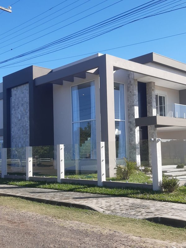 Casa com 3 quartos, sendo 1 suíte, MOBILIADA, com móveis de alto padrão, Piscina, Garagem Avenida Caramuru Capão da Canoa - 