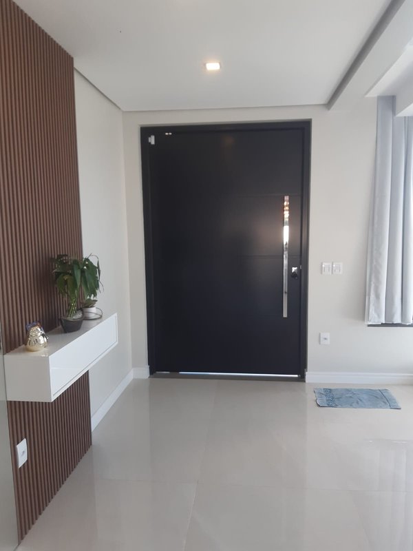 Casa com 3 quartos, sendo 1 suíte, MOBILIADA, com móveis de alto padrão, Piscina, Garagem Avenida Caramuru Capão da Canoa - 