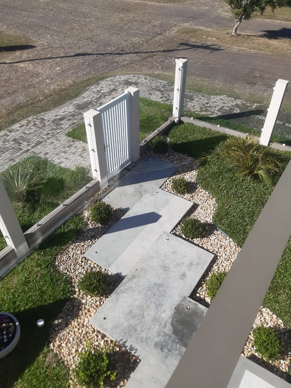 Casa com 3 quartos, sendo 1 suíte, MOBILIADA, com móveis de alto padrão, Piscina, Garagem Avenida Caramuru Capão da Canoa - 