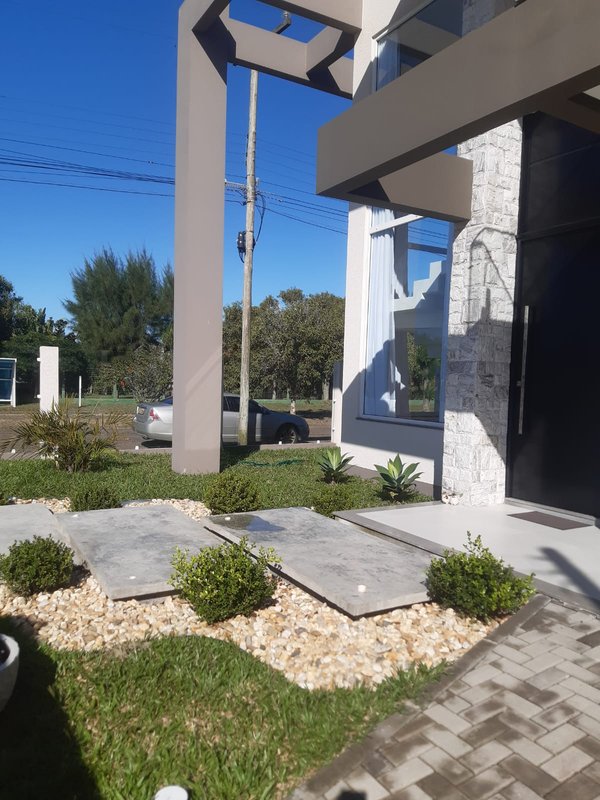 Casa com 3 quartos, sendo 1 suíte, MOBILIADA, com móveis de alto padrão, Piscina, Garagem Avenida Caramuru Capão da Canoa - 