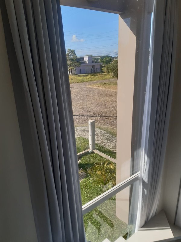 Casa com 3 quartos, sendo 1 suíte, MOBILIADA, com móveis de alto padrão, Piscina, Garagem Avenida Caramuru Capão da Canoa - 