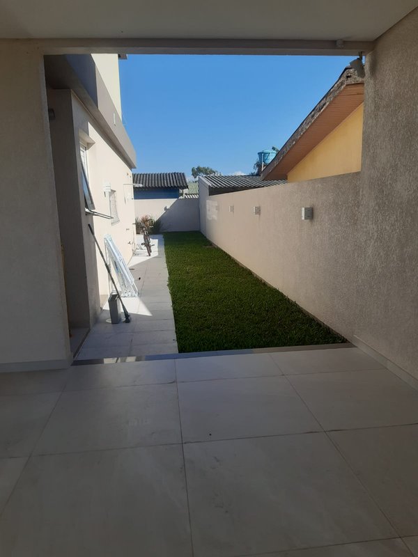 Casa com 3 quartos, sendo 1 suíte, MOBILIADA, com móveis de alto padrão, Piscina, Garagem Avenida Caramuru Capão da Canoa - 