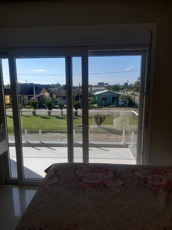 Casa com 3 quartos, sendo 1 suíte, MOBILIADA, com móveis de alto padrão, Piscina, Garagem Avenida Caramuru Capão da Canoa - 