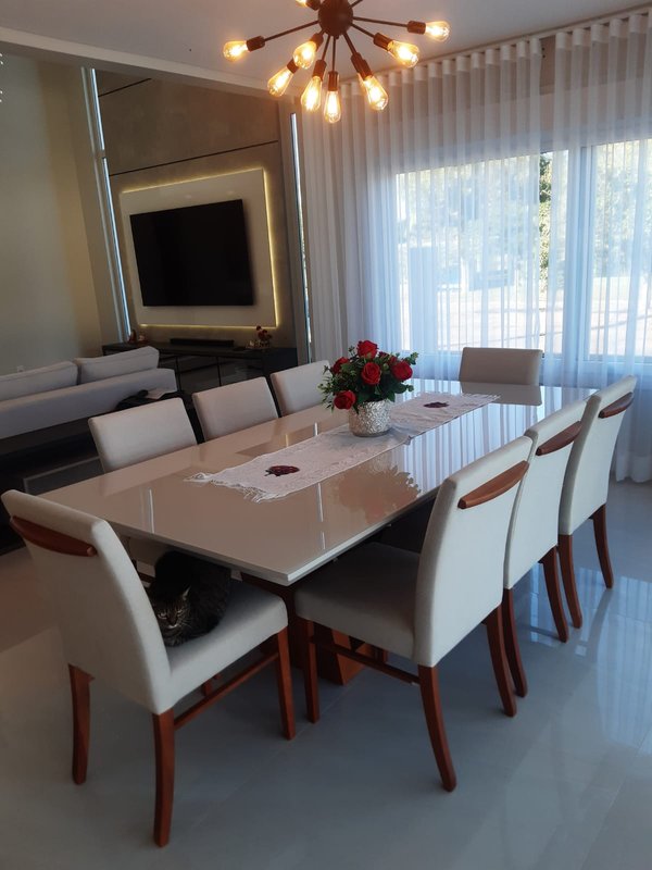 Casa com 3 quartos, sendo 1 suíte, MOBILIADA, com móveis de alto padrão, Piscina, Garagem Avenida Caramuru Capão da Canoa - 