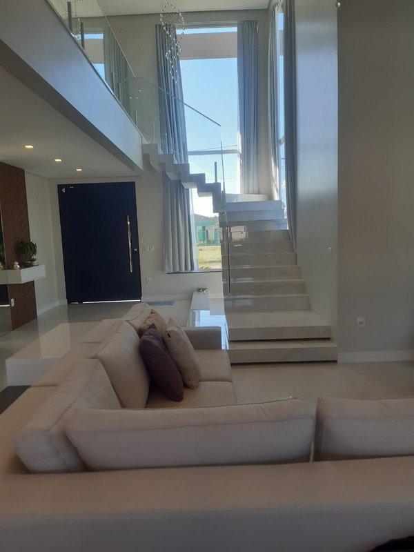 Casa com 3 quartos, sendo 1 suíte, MOBILIADA, com móveis de alto padrão, Piscina, Garagem Avenida Caramuru Capão da Canoa - 