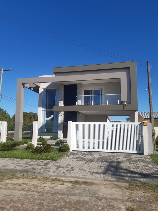 Casa com 3 quartos, sendo 1 suíte, MOBILIADA, com móveis de alto padrão, Piscina, Garagem Avenida Caramuru Capão da Canoa - 