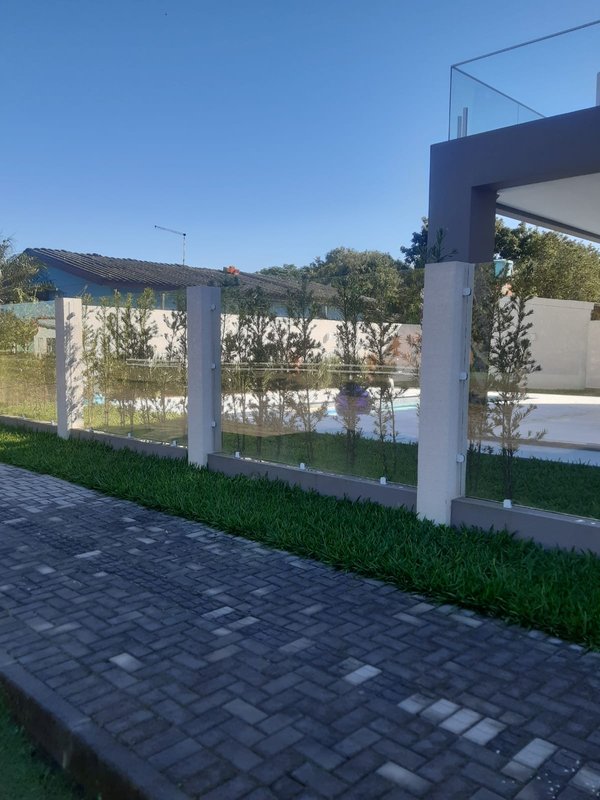 Casa com 3 quartos, sendo 1 suíte, MOBILIADA, com móveis de alto padrão, Piscina, Garagem Avenida Caramuru Capão da Canoa - 