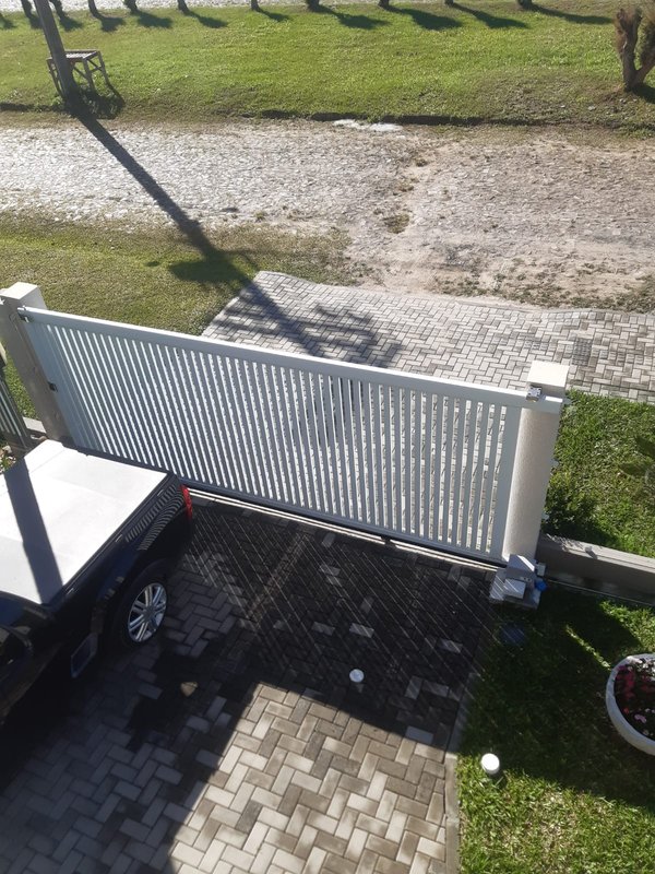 Casa com 3 quartos, sendo 1 suíte, MOBILIADA, com móveis de alto padrão, Piscina, Garagem Avenida Caramuru Capão da Canoa - 