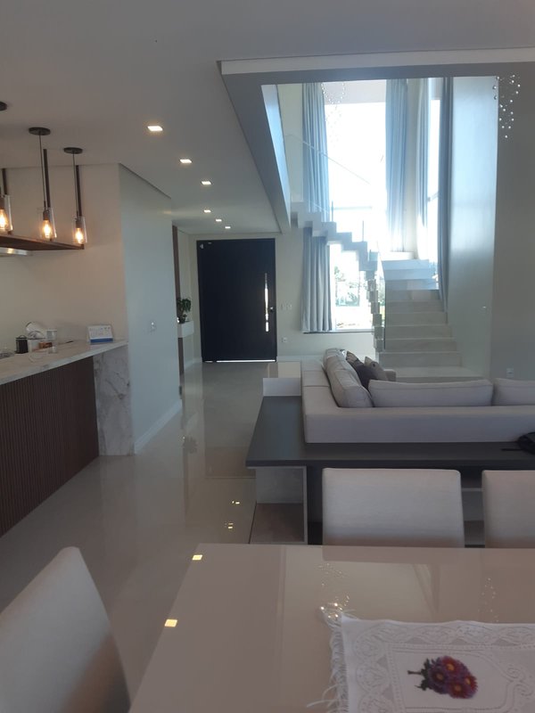 Casa com 3 quartos, sendo 1 suíte, MOBILIADA, com móveis de alto padrão, Piscina, Garagem Avenida Caramuru Capão da Canoa - 