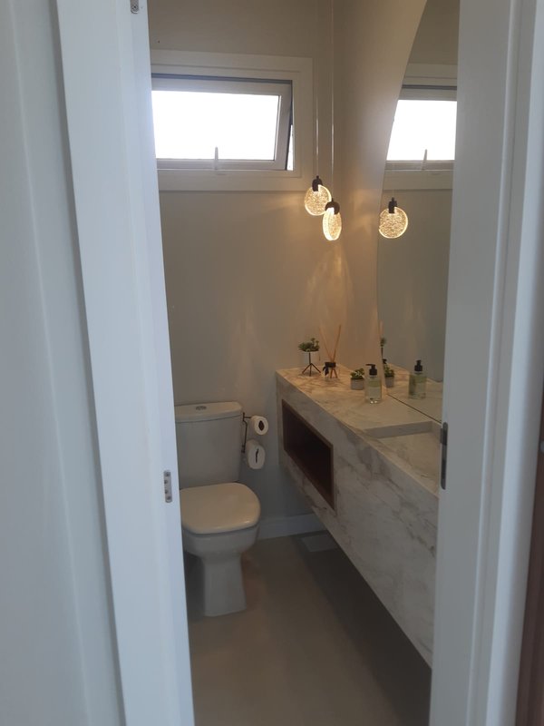 Casa com 3 quartos, sendo 1 suíte, MOBILIADA, com móveis de alto padrão, Piscina, Garagem Avenida Caramuru Capão da Canoa - 