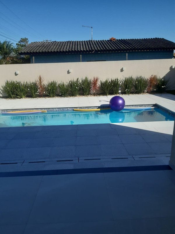 Casa com 3 quartos, sendo 1 suíte, MOBILIADA, com móveis de alto padrão, Piscina, Garagem Avenida Caramuru Capão da Canoa - 