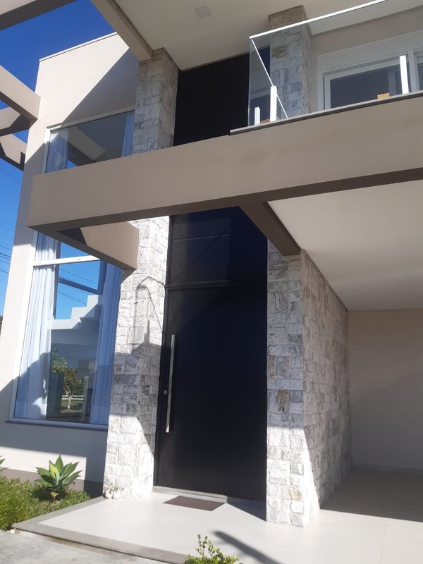 Casa com 3 quartos, sendo 1 suíte, MOBILIADA, com móveis de alto padrão, Piscina, Garagem Avenida Caramuru Capão da Canoa - 