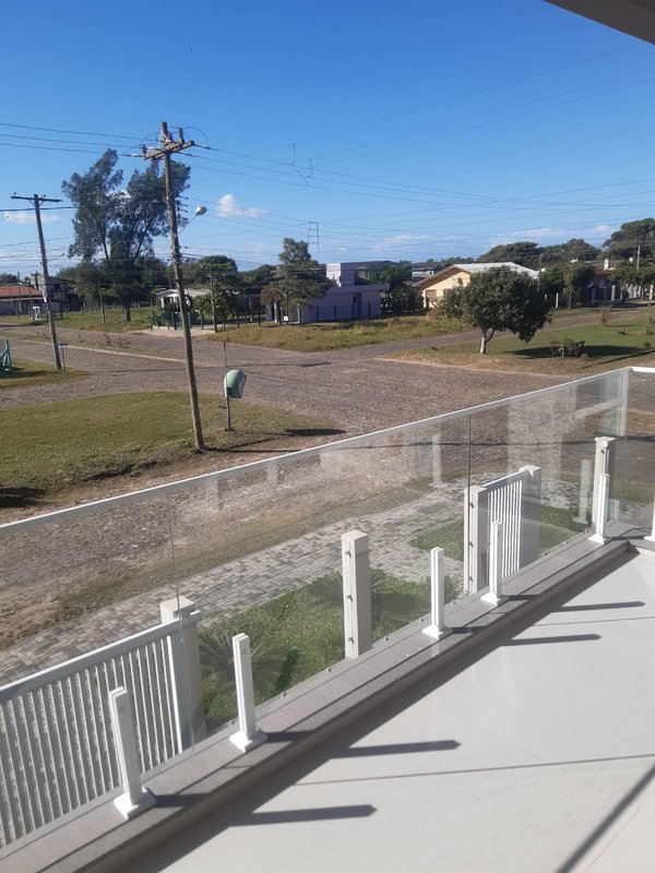Casa com 3 quartos, sendo 1 suíte, MOBILIADA, com móveis de alto padrão, Piscina, Garagem Avenida Caramuru Capão da Canoa - 