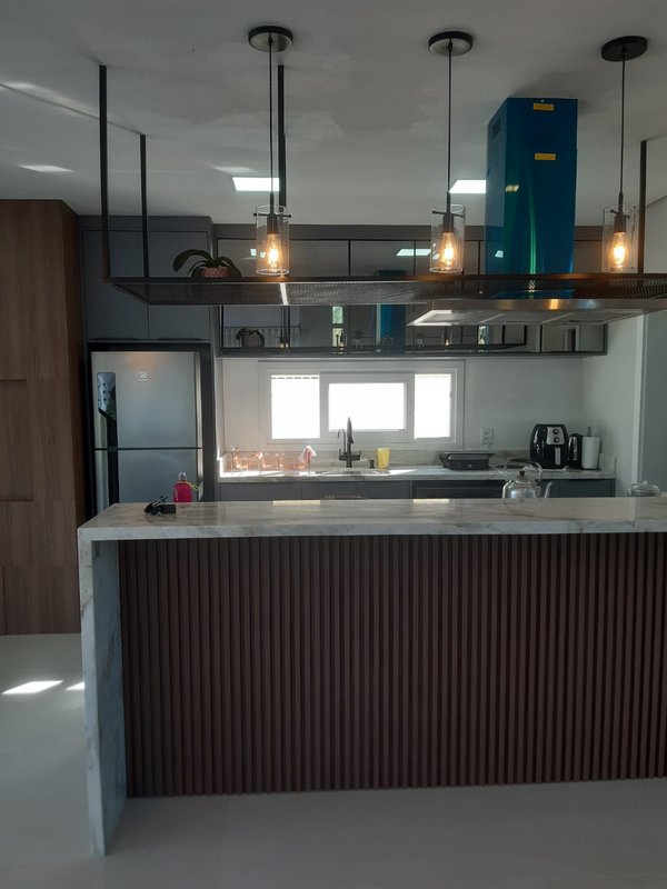 Casa com 3 quartos, sendo 1 suíte, MOBILIADA, com móveis de alto padrão, Piscina, Garagem Avenida Caramuru Capão da Canoa - 