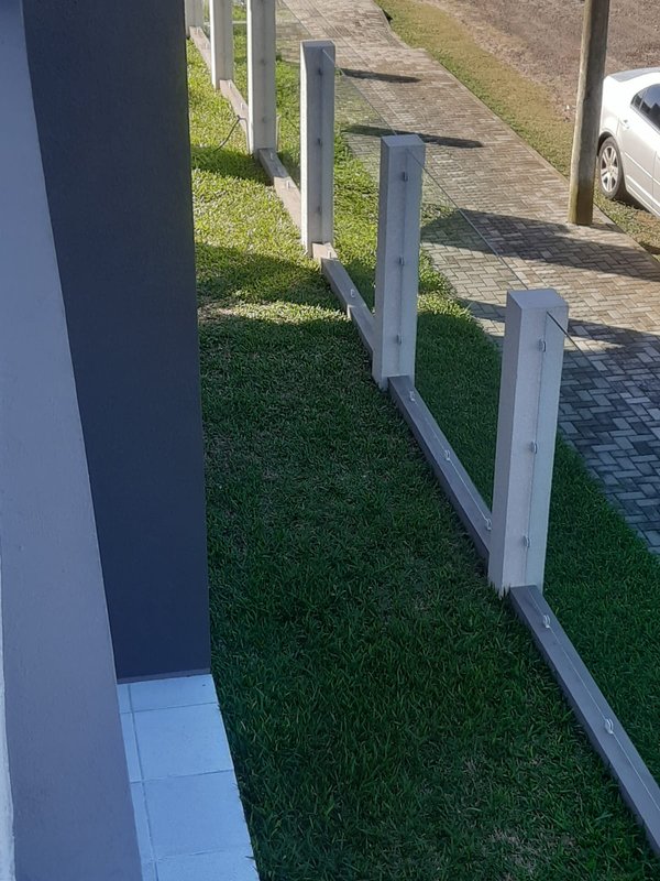 Casa com 3 quartos, sendo 1 suíte, MOBILIADA, com móveis de alto padrão, Piscina, Garagem Avenida Caramuru Capão da Canoa - 