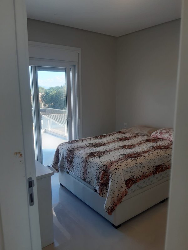 Casa com 3 quartos, sendo 1 suíte, MOBILIADA, com móveis de alto padrão, Piscina, Garagem Avenida Caramuru Capão da Canoa - 