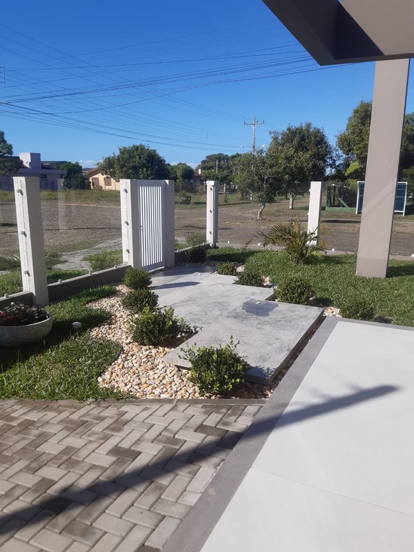 Casa com 3 quartos, sendo 1 suíte, MOBILIADA, com móveis de alto padrão, Piscina, Garagem Avenida Caramuru Capão da Canoa - 