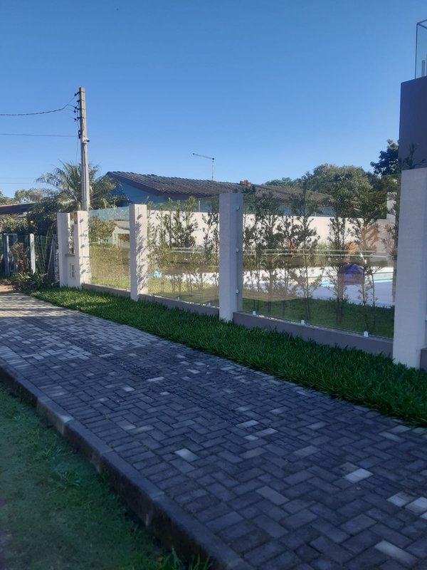Casa com 3 quartos, sendo 1 suíte, MOBILIADA, com móveis de alto padrão, Piscina, Garagem Avenida Caramuru Capão da Canoa - 