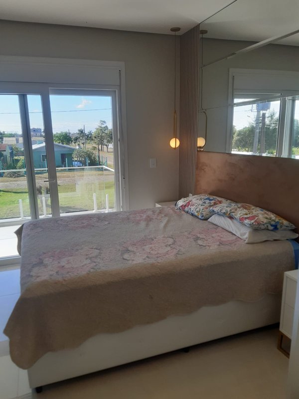 Casa com 3 quartos, sendo 1 suíte, MOBILIADA, com móveis de alto padrão, Piscina, Garagem Avenida Caramuru Capão da Canoa - 