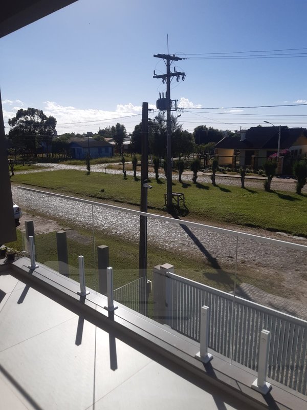 Casa com 3 quartos, sendo 1 suíte, MOBILIADA, com móveis de alto padrão, Piscina, Garagem Avenida Caramuru Capão da Canoa - 